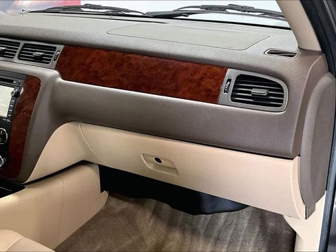 Used 2011 Chevrolet Suburban LT image 21