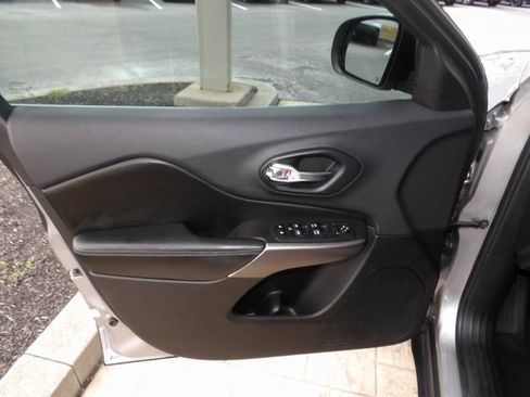 Used 2019 Jeep Cherokee Latitude Plus w/ Cold Weather Group image 23