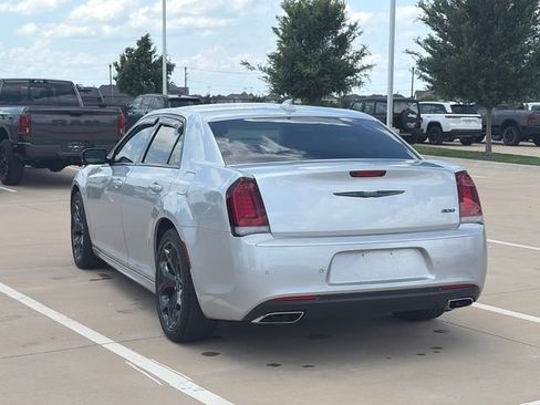 Used 2022 Chrysler 300 Touring L RWD image 7