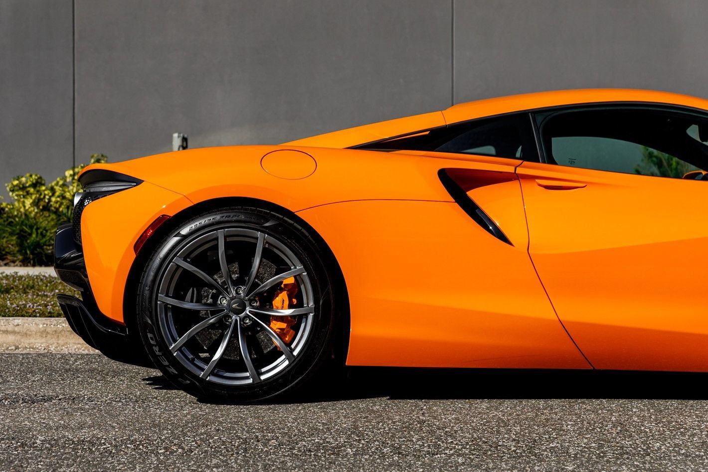 Used 2025 McLaren Artura RWD image 5