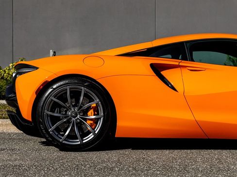 Used 2025 McLaren Artura RWD image 5