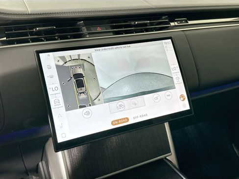 Certified 2025 Land Rover Range Rover SE image 18