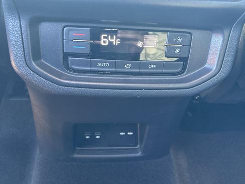 Used 2025 Volkswagen Atlas SE AWD/4WD image 18