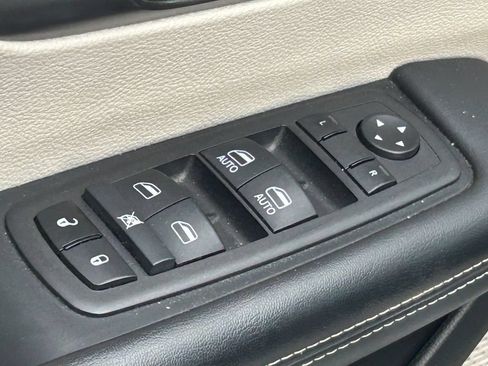 Used 2024 Chrysler Pacifica Touring-L FWD image 26