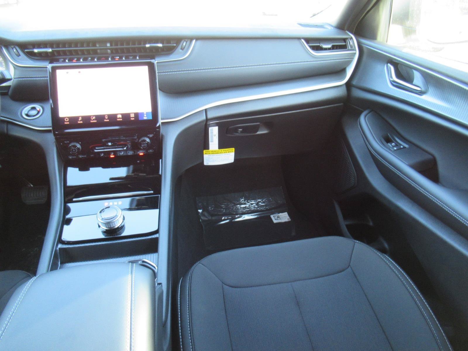 New 2027 Jeep Grand Cherokee Laredo RWD image 13