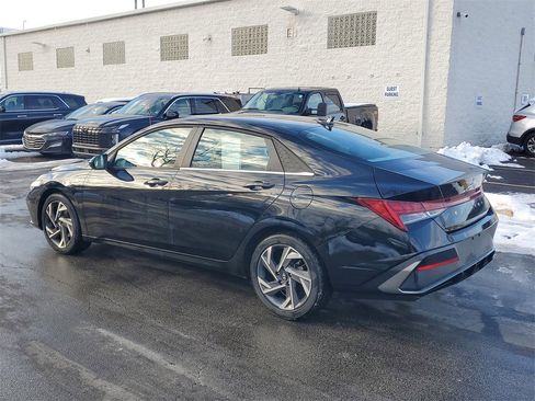 Used 2025 Hyundai Elantra SEL image 4