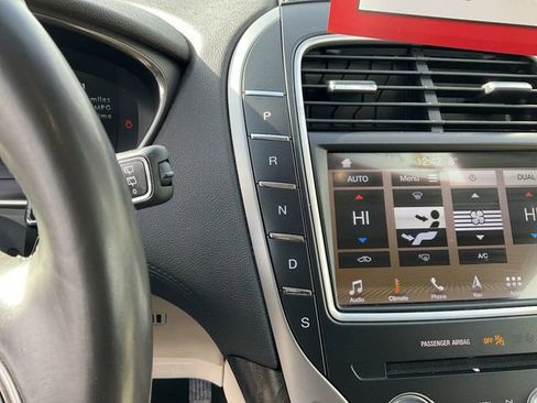 Used 2019 Lincoln Nautilus Select image 24