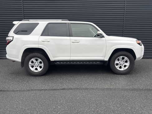 Used 2020 Toyota 4Runner SR5 Premium w/ Moonroof Package AWD/4WD image 5