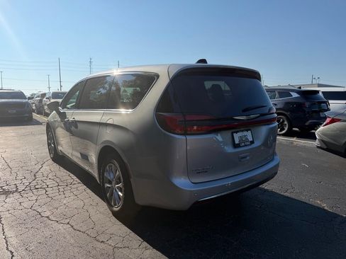 Used 2023 Chrysler Pacifica Touring-L AWD/4WD image 5