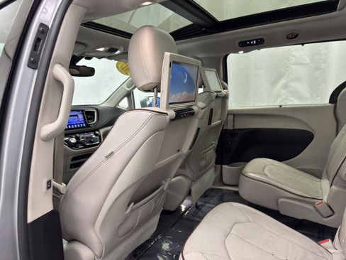 Used 2017 Chrysler Pacifica Limited image 26