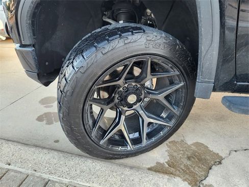 Used 2024 GMC Sierra 1500 AT4 w/ Technology Package AWD/4WD image 9