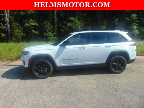Used 2024 Jeep Grand Cherokee Limited w/ Black Appearance Package AWD/4WD image 3