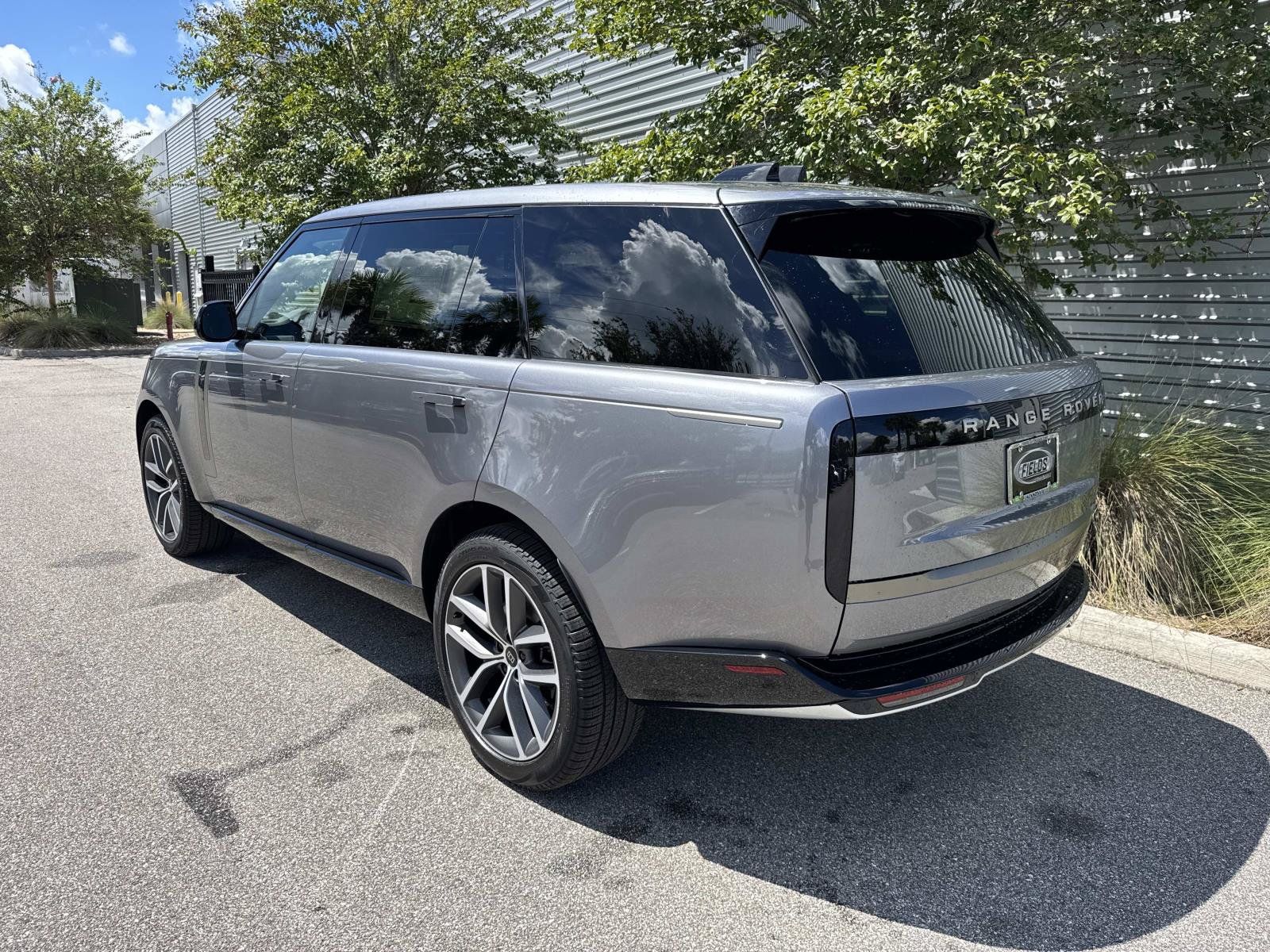 New 2027 Land Rover Range Rover Long Wheelbase SE AWD/4WD image 3