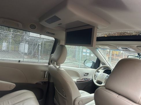 Used 2013 Toyota Sienna XLE image 20