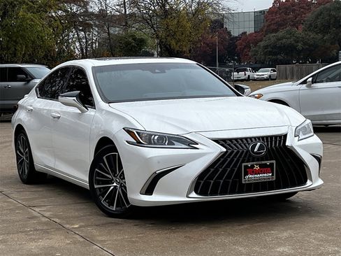 Used 2023 Lexus ES 300h w/ Premium Package image 2