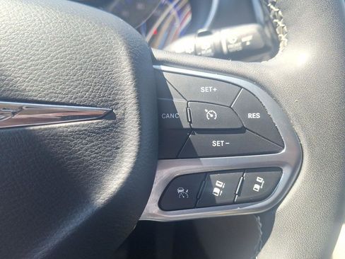 Used 2023 Chrysler Pacifica Touring-L FWD image 23