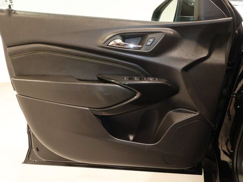 Used 2025 Chevrolet Trax LT FWD image 21
