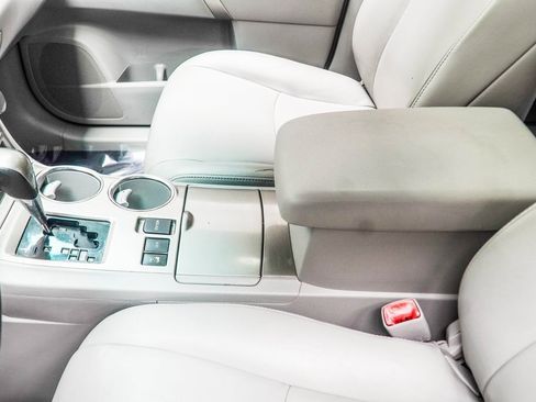 Used 2013 Toyota Highlander SE image 17