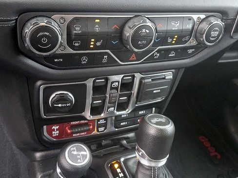 Used 2024 Jeep Wrangler Unlimited Rubicon w/ Technology Group AWD/4WD image 15