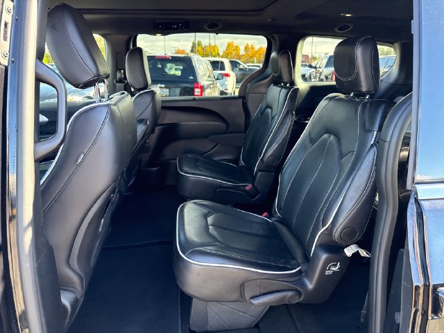 Used 2026 Chrysler Pacifica Limited FWD image 17