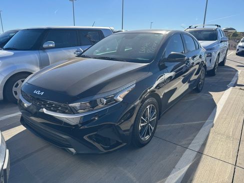 Certified 2022 Kia Forte LXS w/ LXS Technology Package image 2