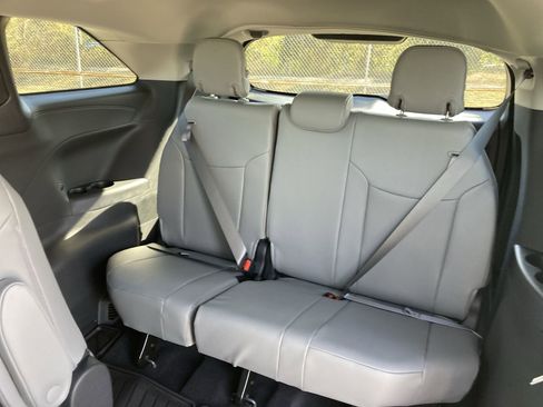 Certified 2025 Toyota Sienna XLE image 27