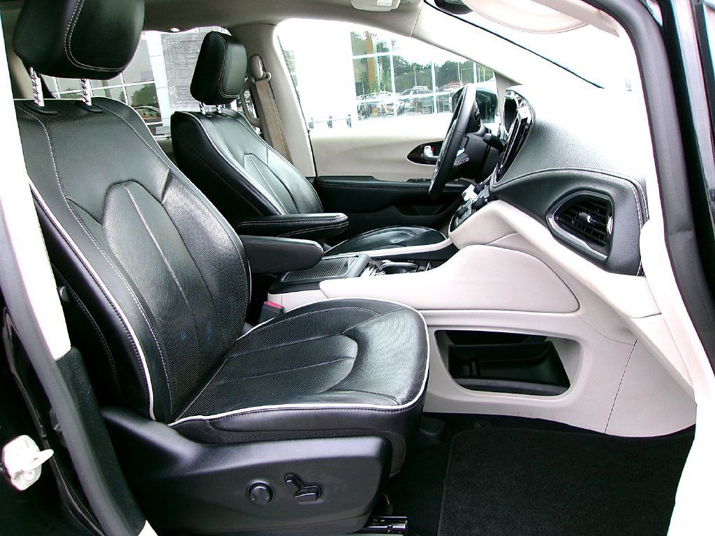 Used 2024 Chrysler Pacifica Limited FWD image 16