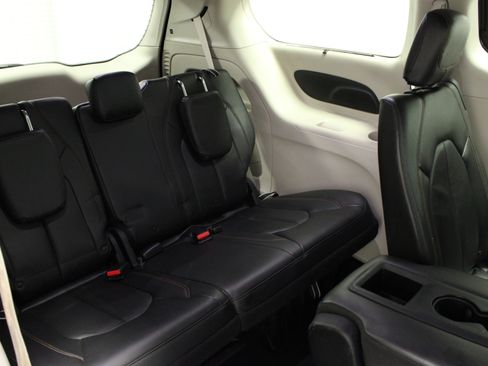 Used 2017 Chrysler Pacifica Touring-L image 16