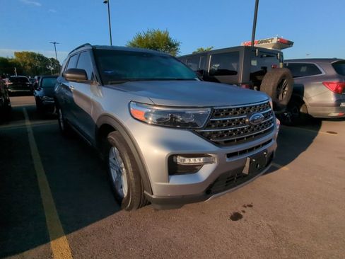 Used 2022 Ford Explorer XLT w/ Equipment Group 202A AWD/4WD image 3