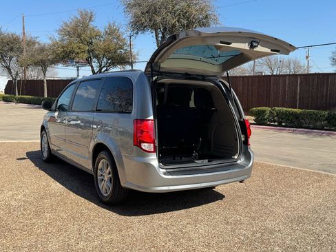 Used 2016 Dodge Grand Caravan SXT w/ Rear Park Assist Package image 14