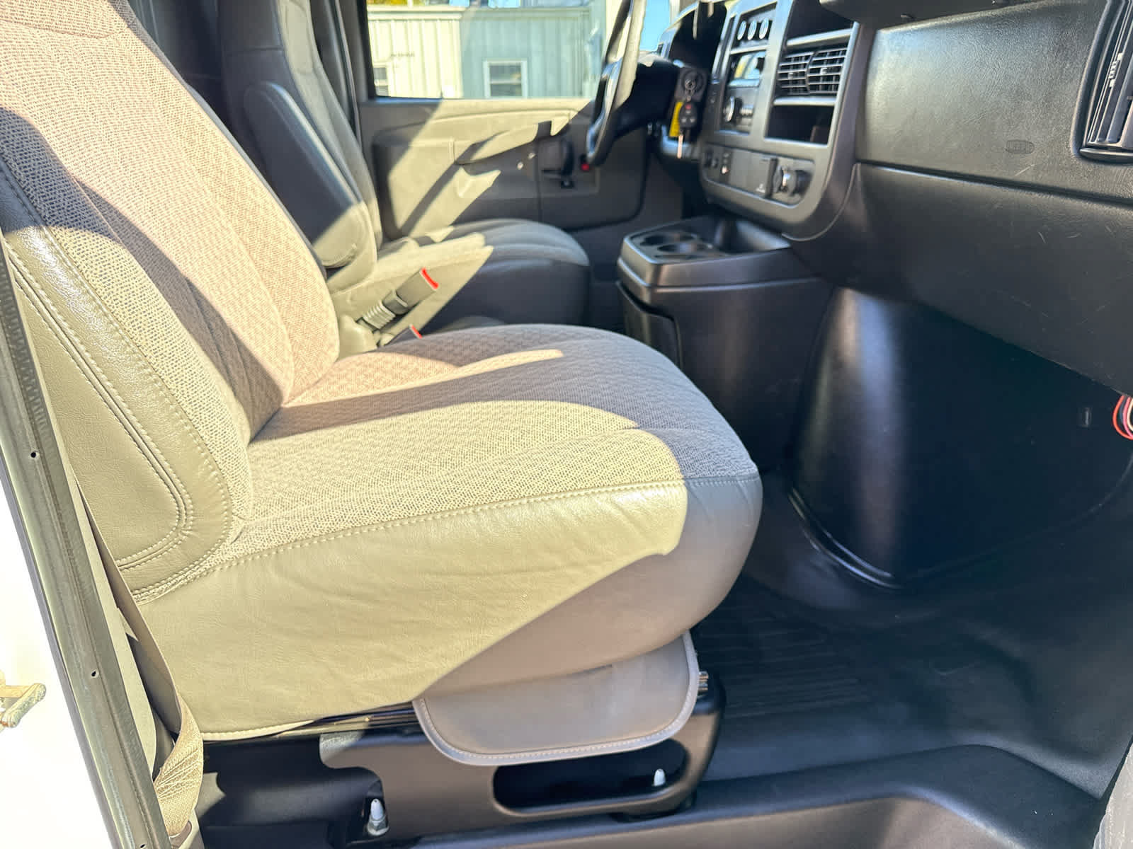 Used 2017 Chevrolet Express 3500 Extended RWD image 12