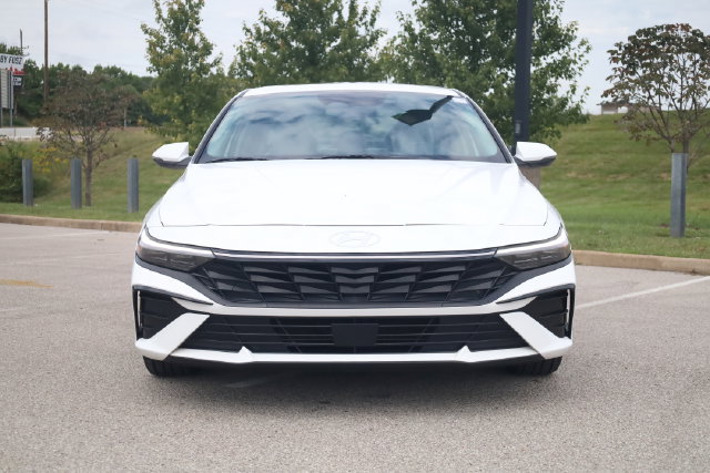 Used 2025 Hyundai Elantra Limited FWD image 2