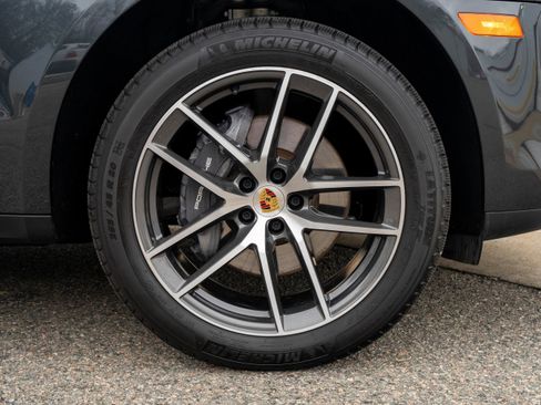 Certified 2025 Porsche Macan AWD/4WD image 15
