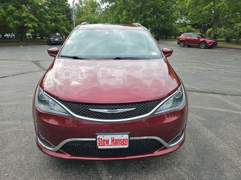 Used 2018 Chrysler Pacifica Touring-L FWD image 9