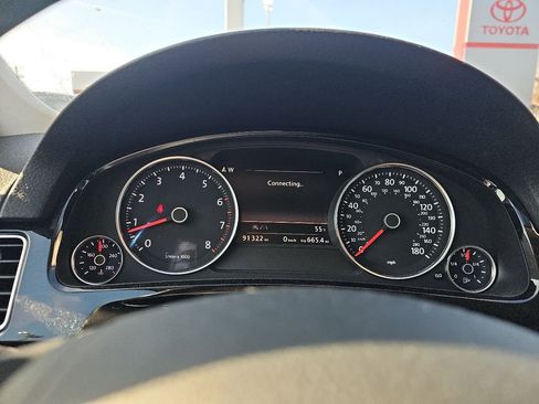 Used 2016 Volkswagen Touareg VR6 image 3