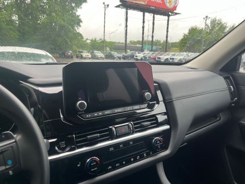 Used 2025 Nissan Pathfinder SV FWD image 17