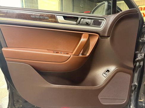 Used 2014 Volkswagen Touareg Executive AWD/4WD image 10