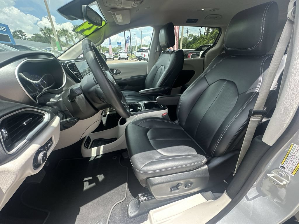 Used 2024 Chrysler Pacifica Touring-L FWD image 19