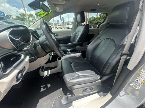 Used 2024 Chrysler Pacifica Touring-L FWD image 19