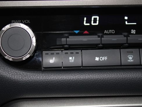 Used 2025 Toyota Tundra Limited AWD/4WD image 38