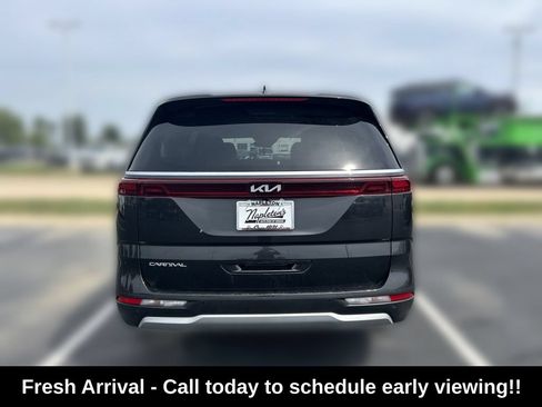 Used 2024 Kia Carnival LX FWD image 4