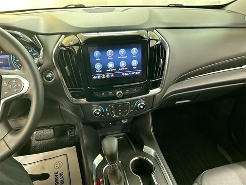 Used 2023 Chevrolet Traverse LT image 18