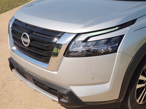 Used 2025 Nissan Pathfinder Platinum AWD/4WD image 10