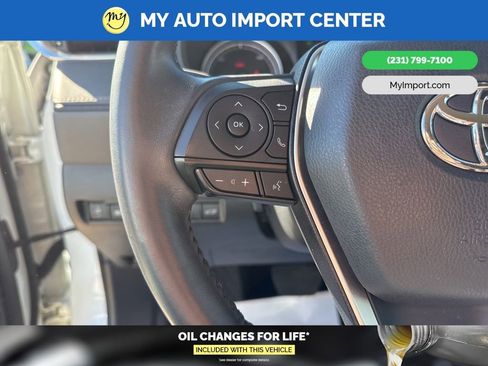 Used 2021 Toyota Venza LE image 16