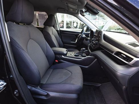 Used 2024 Toyota Highlander LE AWD/4WD image 30