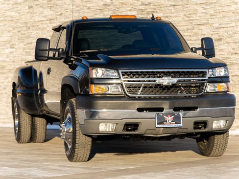 Used 2006 Chevrolet Silverado 3500 LT w/ Heavy-Duty Power Package image 19