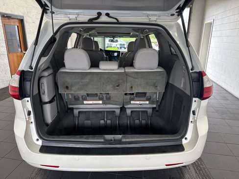 Used 2017 Toyota Sienna XLE w/ XLE Navigation Package FWD image 10