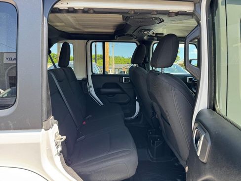 Used 2018 Jeep Wrangler Unlimited Sahara w/ Dual Top Group AWD/4WD image 12