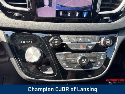 Used 2020 Chrysler Pacifica Touring-L w/ Advanced Safetytec Group FWD image 26