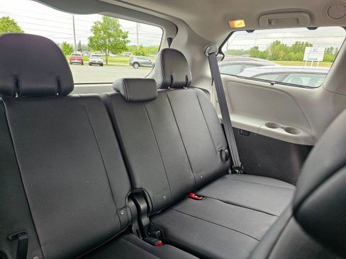 Used 2019 Toyota Sienna SE Premium image 18